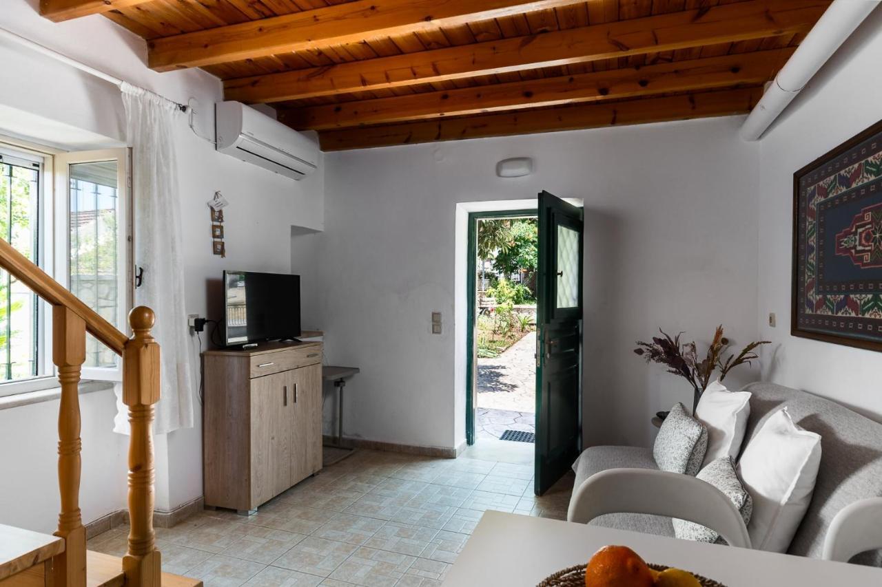 Traditional Rustic Maisonette By Konnect Agios Ioannis Peristeron  Exterior photo